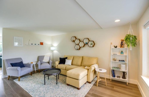 Mountain View District Casa | Colorful Bend Home with Yard and Fire Pit!