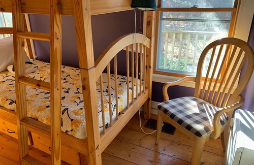 Rowe Cama Y Desayuno | Colorful Bunk Bed Room, Cozy Farmhouse Retreat - Purple Dorm