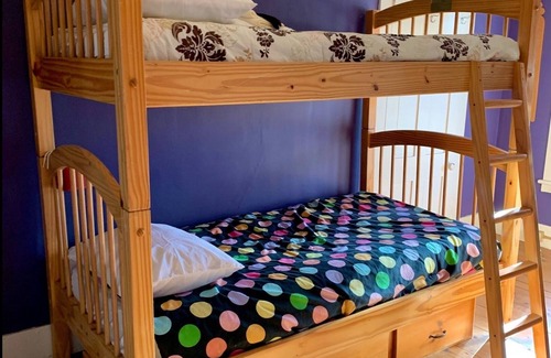 Rowe Cama Y Desayuno | Colorful Bunk Bed Room, Cozy Farmhouse Retreat - Purple Dorm