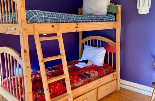 Rowe Cama Y Desayuno | Colorful Bunk Bed Room, Cozy Farmhouse Retreat - Purple Dorm