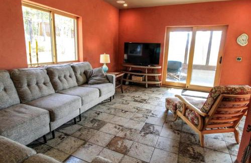 Columbia Falls Casa | Colorful Cabin with Hot-Tub, Game Room and Gym in Montana