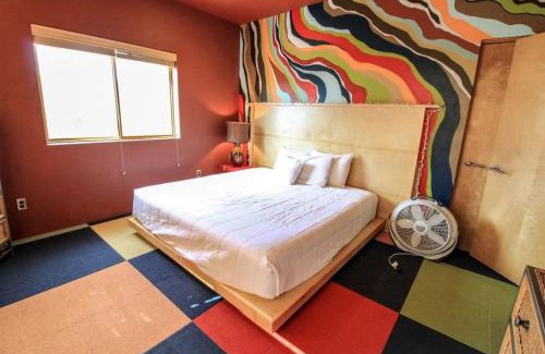 Columbia Falls Casa | Colorful Cabin with Hot-Tub, Game Room and Gym in Montana