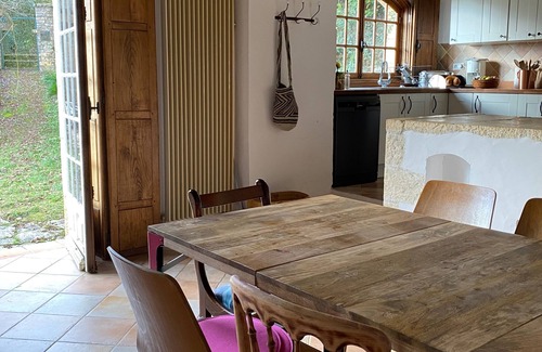 Puy-l'Eveque Casa | Colorful country house with spacious garden, extra-large pool and forest