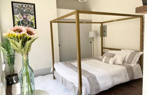 Verdugo Viejo Apartamento | Colorful Downtown LA Spacious bohemian loft