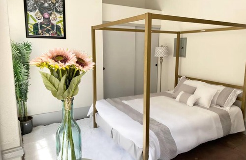 Verdugo Viejo Apartamento | Colorful Downtown LA Spacious bohemian loft