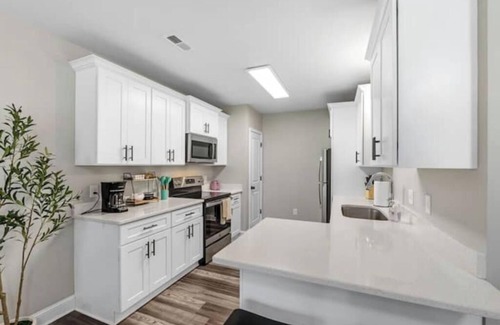 Taylors Casa | Colorful & modern w/private patio, veteran-owned