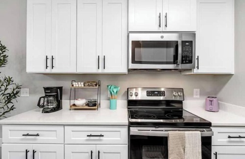 Taylors Casa | Colorful & modern w/private patio, veteran-owned