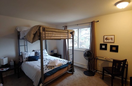 Arvada Plaza Area Condominio | Colorido pintoresco 2BR Colorado Condo Desayuno continental gratis!❤