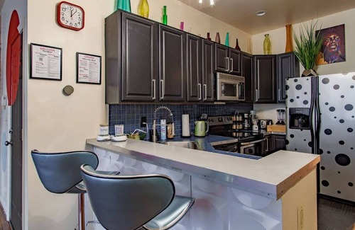 Downtown Baltimore Apartamento | Colorful & Quirky 2-BR Loft w/Private Deck | MICA, JH & UMMC