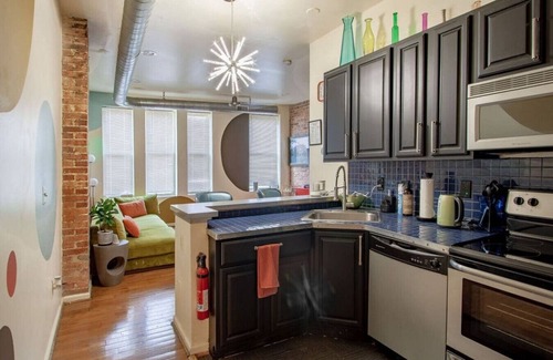 Downtown Baltimore Apartamento | Colorful & Quirky 2-BR Loft w/Private Deck | MICA, JH & UMMC