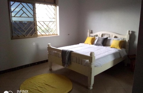 Bukoto Apartamento | Colorful, spacious artistic home