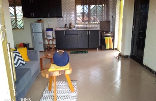 Bukoto Apartamento | Colorful, spacious artistic home
