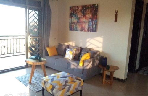 Bukoto Apartamento | Colorful, spacious artistic home