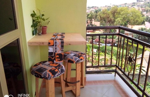 Bukoto Apartamento | Colorful, spacious artistic home