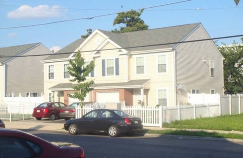 North Philadelphia West Casa | Colorful spacious 3 bedroom house near center