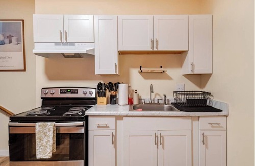Merion Village Casa | Colorful Townhouse Near Downtown Columbus - Designed for Travel & Work