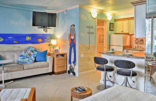Virginia Beach Apartamento | Colorful Virginia Beach Studio - Steps to Beach!