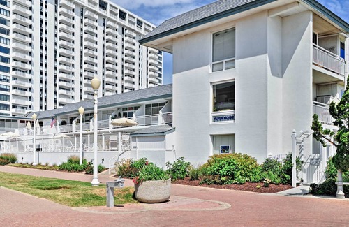 Virginia Beach Apartamento | Colorful Virginia Beach Studio - Steps to Beach!