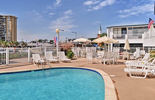Virginia Beach Apartamento | Colorful Virginia Beach Studio - Steps to Beach!