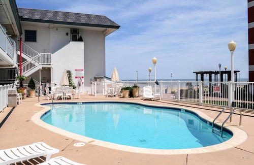 Virginia Beach Apartamento | Colorful Virginia Beach Studio - Steps to Beach!
