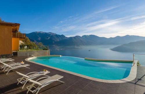 Parzanica Apartamento | Colosseo with wonderful lake view and swimming pool