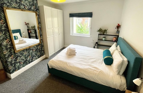 Southville Casa | Colourful 3BD Home With Garden in Southville