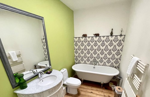 Southville Casa | Colourful 3BD Home With Garden in Southville