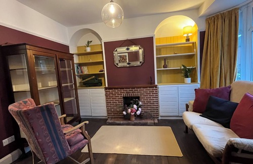 Frome Casa | Colourful and fun 1930s house with 2025 comfort. Lots of space for families!