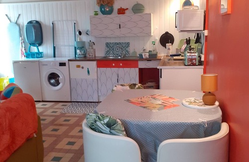 Roz-sur-Couesnon Apartamento | Colourful cosy apartment close to Mont Saint Michel