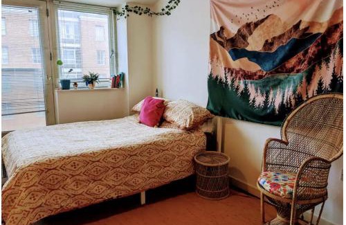 The Docks Casa | Colourful en-suite room in a penthouse on the docks!