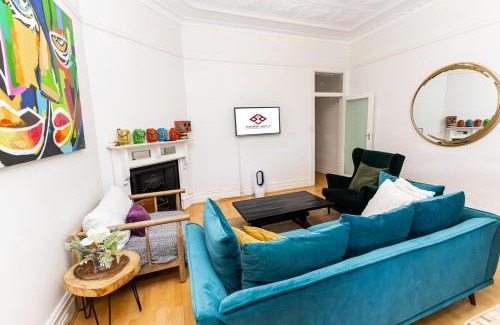 Bondi Apartamento | Colourful Spacious Central 3BDR Balcony AC Parking