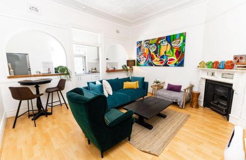 Bondi Apartamento | Colourful Spacious Central 3BDR Balcony AC Parking