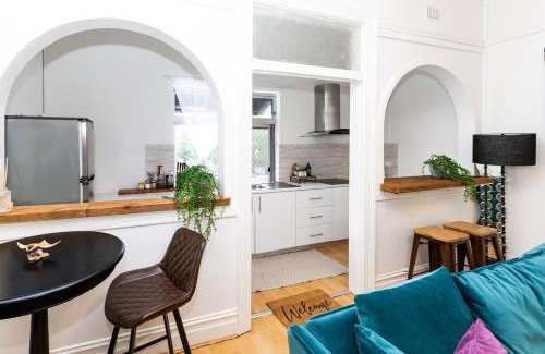 Bondi Apartamento | Colourful Spacious Central 3BDR Balcony AC Parking