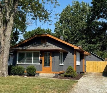 Indianapolis Casa | COLTS FALL FESTIVALS! 2 King Suites EV Chger Fire Pit Concerts Hot Tub