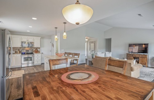 Sunland Estates Casa | Columbia River views | Close to The Gorge | Dogs OK