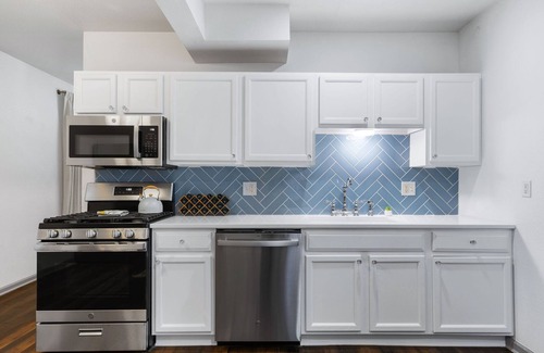 Pendleton Heights Apartamento | Columbus Park Duo - Lower 1 Bed Close to River Market and Downtown!