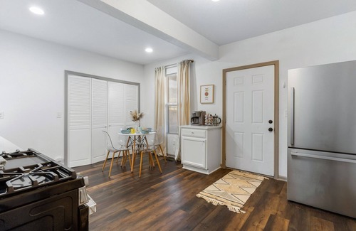 Pendleton Heights Apartamento | Columbus Park Duo - Lower 1 Bed Close to River Market and Downtown!