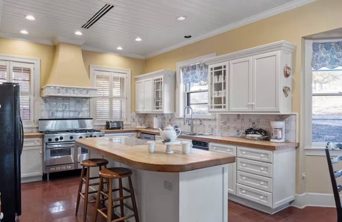 Medina Cabina | Comanche Suite: Texas Hill Country Resort + Pool