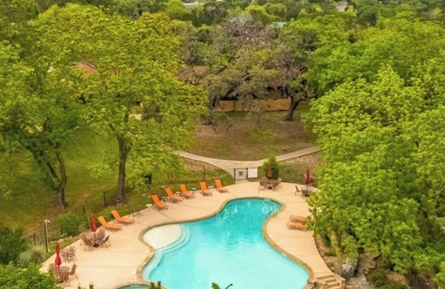 Medina Cabina | Comanche Suite: Texas Hill Country Resort + Pool