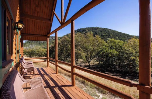 Medina Cabina | Comanche Suite: Texas Hill Country Resort + Pool