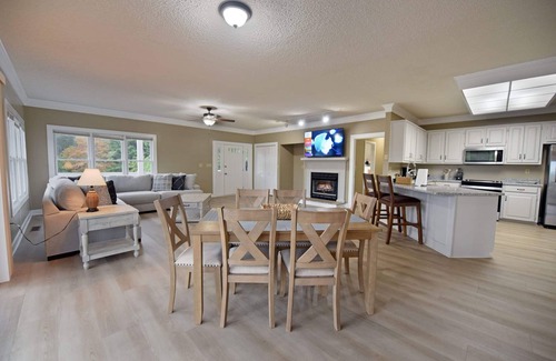 Ellijay Hotel | Combined Family Suite w/Resort Pool + VIEWS