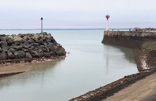 Nieul-sur-Mer Casa | Come and discover the tranquility of Lauzières, its cliffs and Port du Plomb.