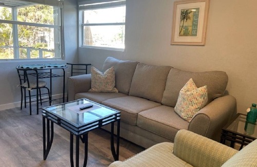 Mid Island Apartamento | ¡Ven y disfruta de la playa, la piscina y el canal!