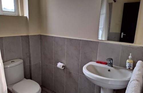 Kisumu Apartamento | Come as a guest live as family, located 100mtrs off Mamboleo- Miwani Road.