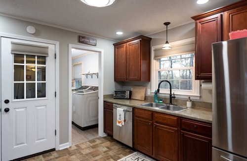 Athens Casa | Come Back to Nature - 15 min. Drive, or 7 Miles, to UGA!