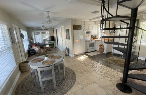 Homosassa Casa | ¡Ven a llamar a la casa de ‘The Scallop Shack Vacation Club’! Un verdadero retiro FRENTE AL AGUA !!!