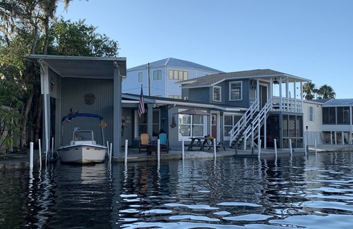 Homosassa Casa | ¡Ven a llamar a la casa de ‘The Scallop Shack Vacation Club’! Un verdadero retiro FRENTE AL AGUA !!!