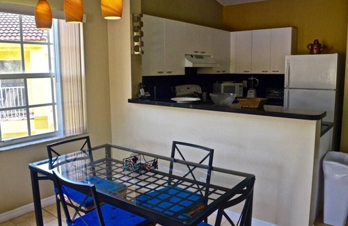 Mission Bay Apartamento | Come cozy up in this West Boca Raton apartment overlooking the pool