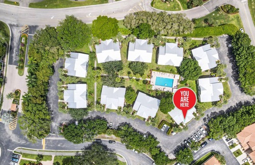 Mission Bay Apartamento | Come cozy up in this West Boca Raton apartment overlooking the pool
