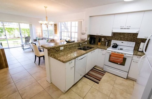 Boca Raton Apartamento | Come cozy up in this West Boca Raton apartment